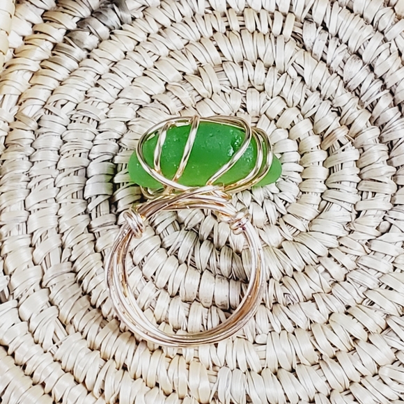 Genuine seaglass ring. Gold tone & green glass - Picture 7 of 9